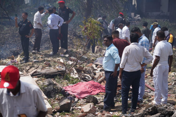 epa12171236 Officials inspect the site of a plane crash near Sardar Vallabhbhai Patel International Airport in Ahmedabad, Gujarat, western India, 12 June 2025. Air India flight AI171, bound for London carrying 242 passengers and crew members on board a Boeing 787-8 aircraft, crashed minutes after take-off in the Meghaninagar area of Ahmedabad.  EPA/SIDDHARAJ SOLANKI 
Dostawca: PAP/EPA.