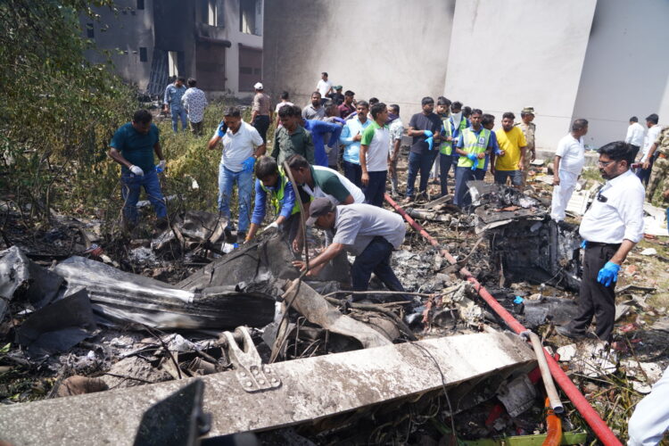 epa12171237 Officials inspect the site of a plane crash near Sardar Vallabhbhai Patel International Airport in Ahmedabad, Gujarat, western India, 12 June 2025. Air India flight AI171, bound for London carrying 242 passengers and crew members on board a Boeing 787-8 aircraft, crashed minutes after take-off in the Meghaninagar area of Ahmedabad.  EPA/SIDDHARAJ SOLANKI 
Dostawca: PAP/EPA.