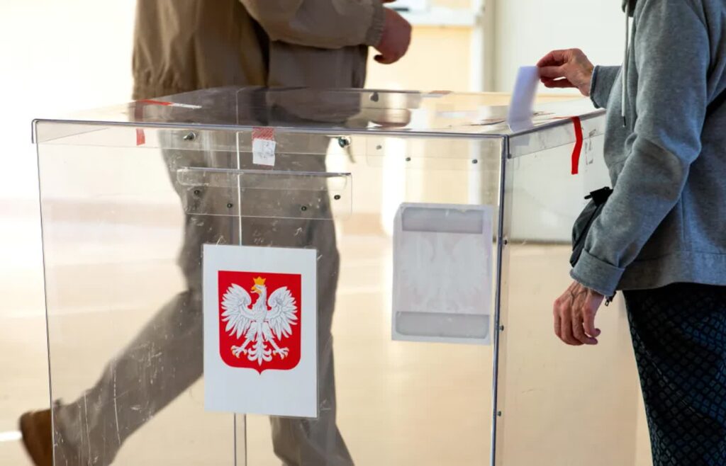 Głosowanie w wyborach Fot. PAP/Krzysztof Ćwik