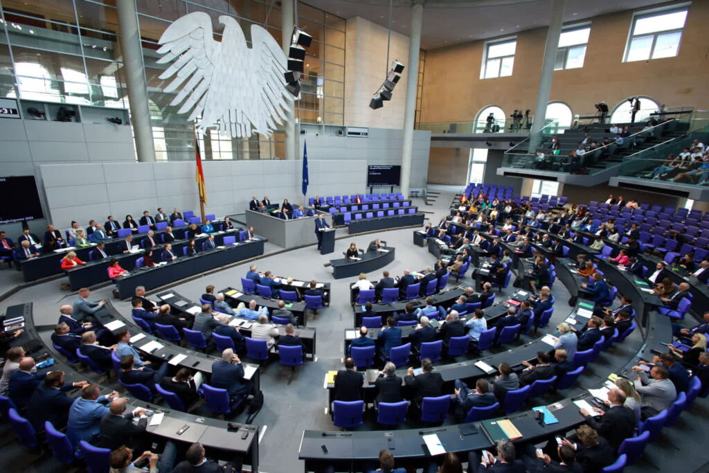 Miliony nadgodzin niemieckich policjantów na granicach 1 Posiedzenie Bundestagu (PAP/EPA/CLEMENS BILAN)