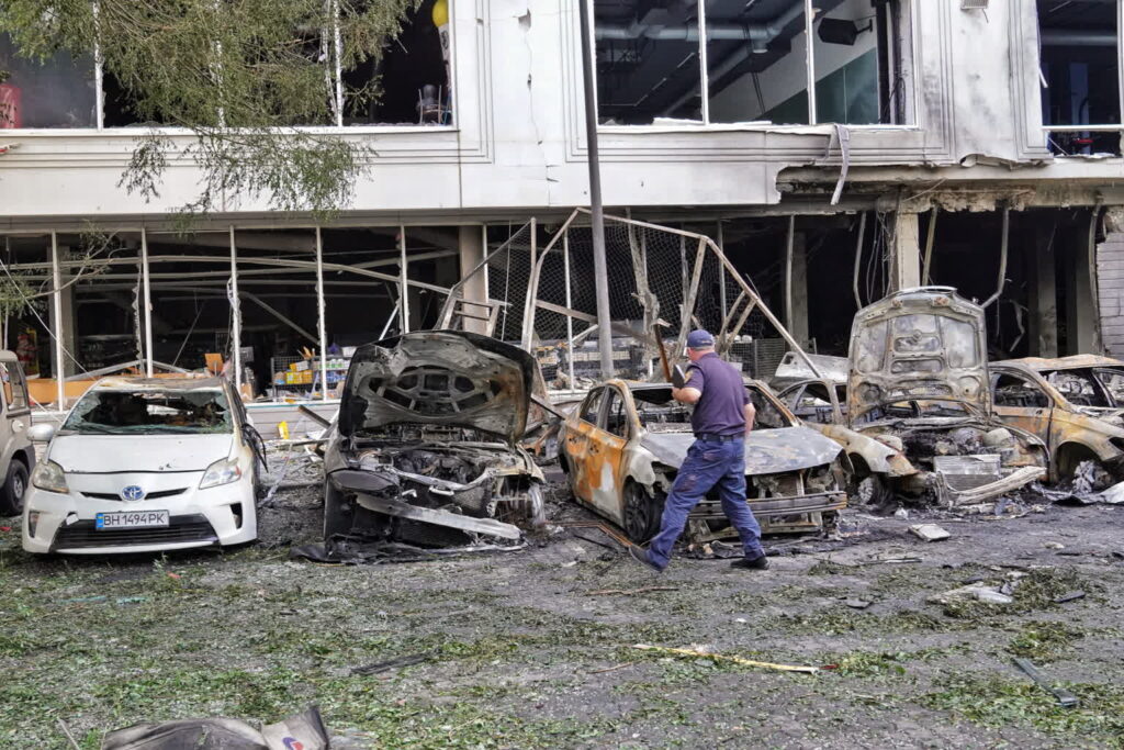 Ukraińsko-rosyjskie negocjacje wieczorem w Stambule 1 Zniszczenia w Odessie po ataku dronowym (PAP/Alena Solomonova)