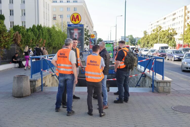 Zamknięte wejście na stację metra M1 Racławicka w Warszawie. Fot. PAP/Szymon Pulcyn