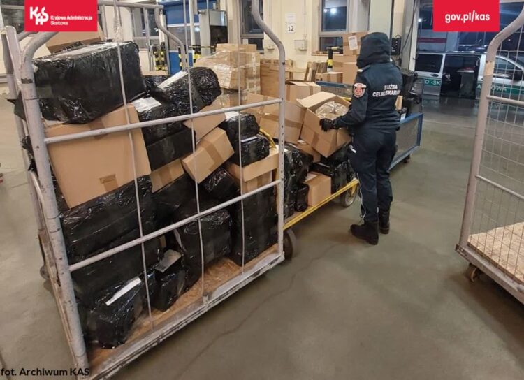 Niemal tona nielegalnego tytoniu w przesyłkach kurierskich 9 Niemal tona nielegalnego tytoniu w przesyłkach kurierskich Radio Zachód - Lubuskie