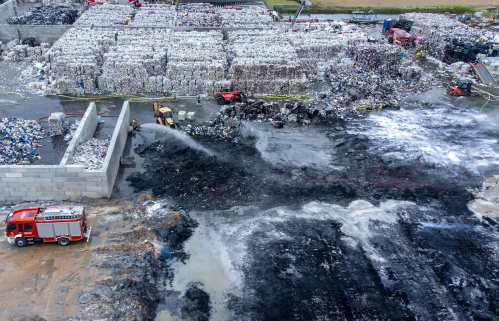 Pożar składowiska odpadów. Fot. PAP/Wojtek Jargiło