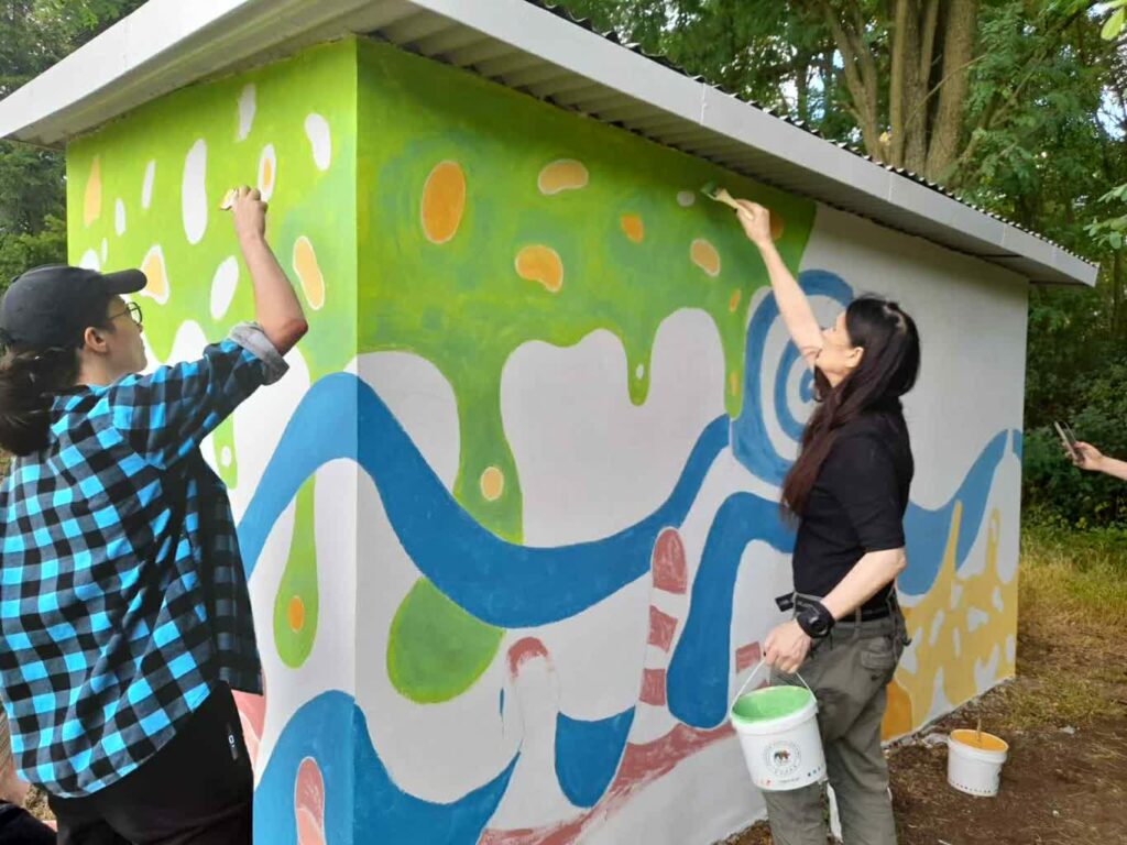 Studenci UZ ozdabiają przystanki autobusowe w Słonem Radio Zachód - Lubuskie