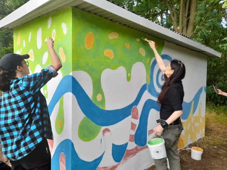 Studenci UZ ozdabiają przystanki autobusowe w Słonem Radio Zachód - Lubuskie