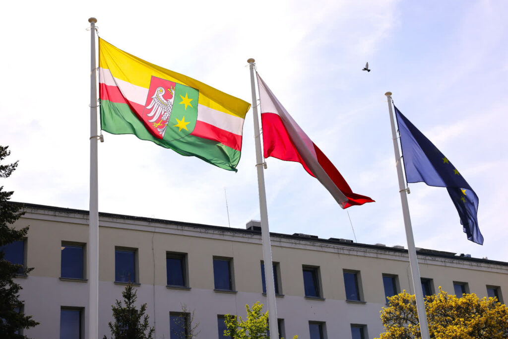 Flagi przed Urzędem Marszałkowskim Województwa Lubuskiego (lubuskie.pl/Paweł Wańczko)