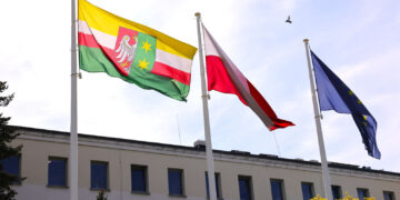Flagi przed Urzędem Marszałkowskim Województwa Lubuskiego (lubuskie.pl/Paweł Wańczko)