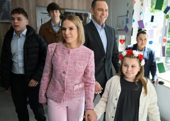 Prokuratura wszczęła 6 postępowań w sprawie znieważania córki prezydenta elekta 14 Karol Nawrocki z rodziną. Fot. PAP/Adam Warżawa