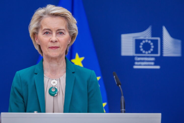 UE wstrzymuje się z odwetem wobec USA, stawia na negocjacje 9 Ursula von der Leyen (PAP/EPA/OLIVIER MATTHYS)