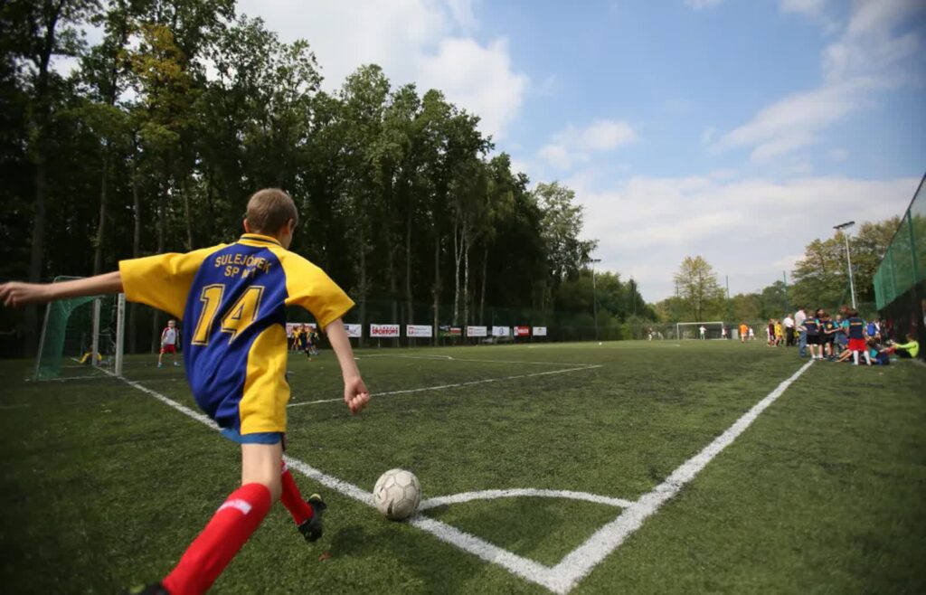 Lekcje WF od 1 września po nowemu. Co się zmienia? 4 Uczniowie grają w piłkę/ zdjęcie ilustracyjne Fot. PAP/Leszek Szymański