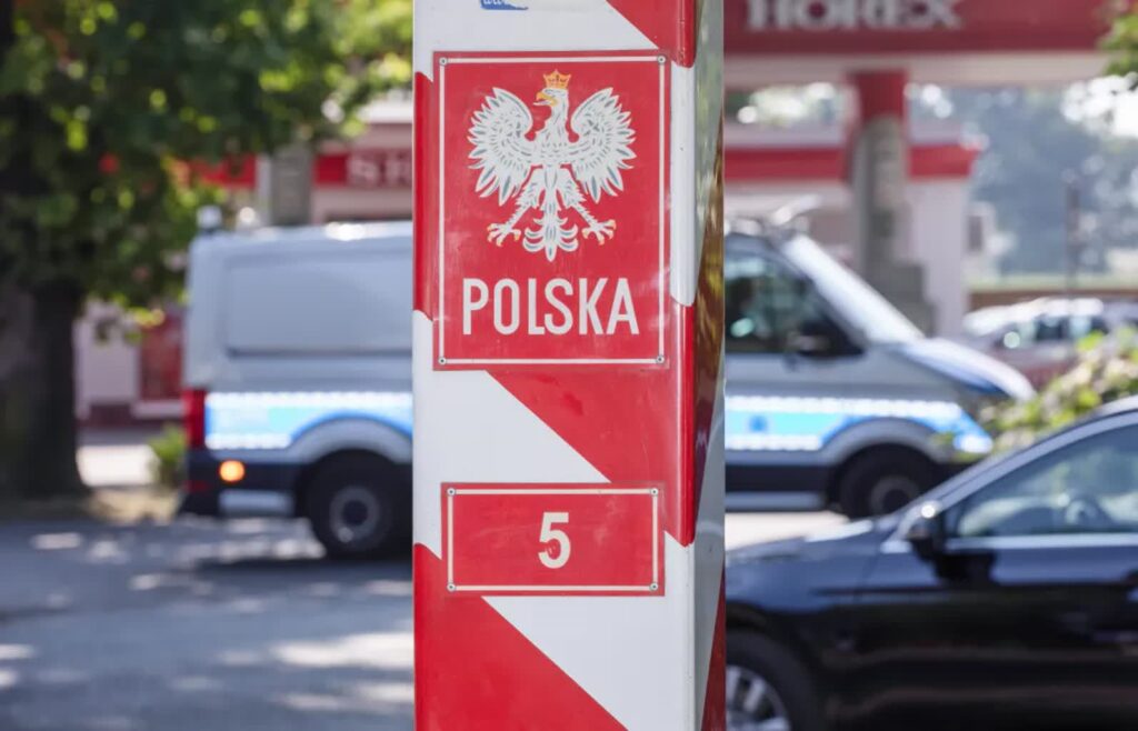 Wracają kontrole na granicach z Niemcami i Litwą. RCB wydało alert 8 Granica polsko-niemiecka na Nysie Łużyckiej w okolicach Porajowa. Fot. PAP/Krzysztof Ćwik