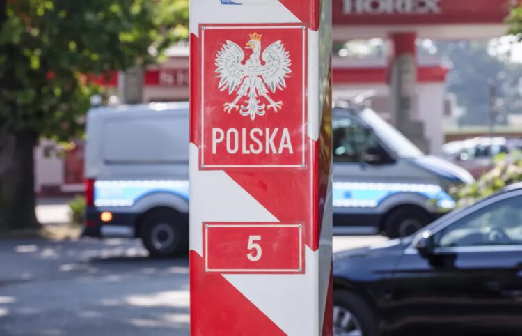 Granica polsko-niemiecka na Nysie Łużyckiej w okolicach Porajowa. Fot. PAP/Krzysztof Ćwik