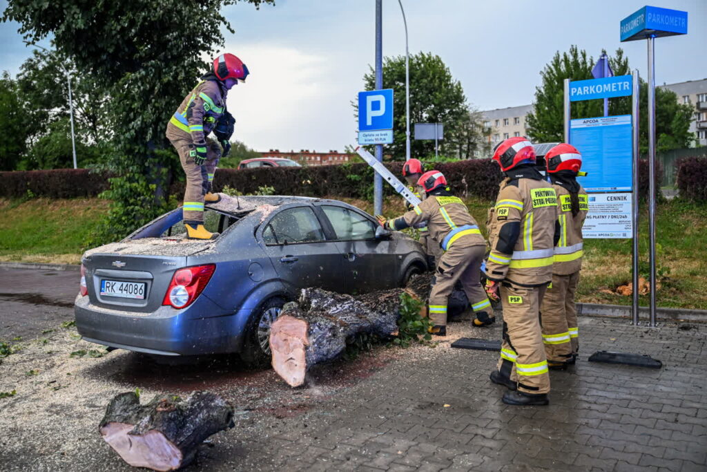 Strażacy w walce ze skutkami nawałnicy w Przemyślu (PAP/Darek Delmanowicz)