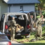 Policja i stosowne służby (w tym funkcjonariusze straży granicznej) w Starej Wsi. Fot. PAP/Grzegorz Momot