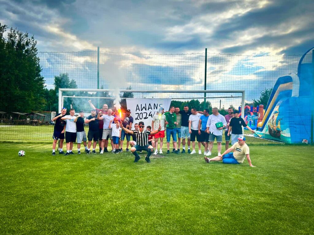 Awans niespodziewany, ale Sokół gotowy na okręgówkę Piłkarze Sokoła Gościm awansowali po sezonie, więc na świętowanie zebrali się w cywilnych ubraniach (fot. Sokół FB)