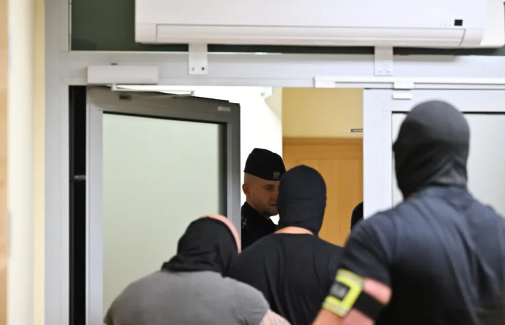 Sebastian M. i funkcjonariusz policji. Fot. PAP/Piotr Polak