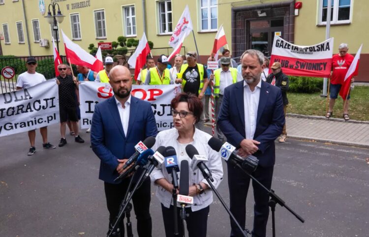 Elżbieta Witek, Paweł Hreniak i Szymon Pogoda Fot. PAP/Krzysztof Ćwik