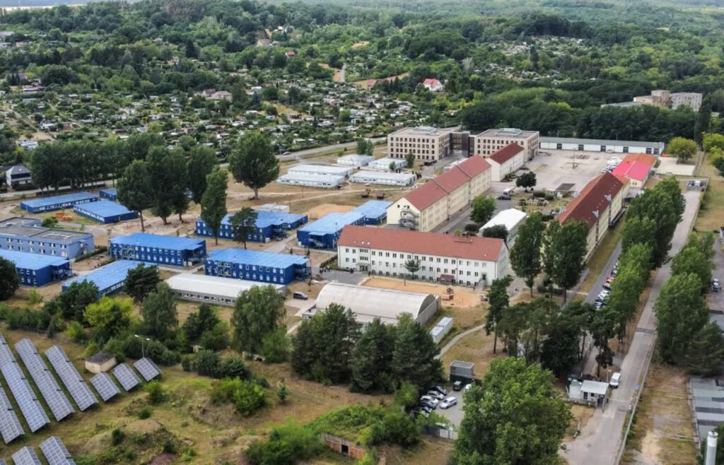 Ośrodek dla uchodźców w miejscowości Eisenhuettenstadt w Niemczech. Fot. PAP/Lech Muszynski