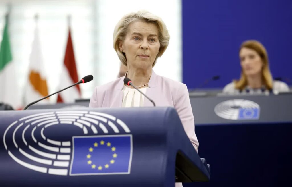Wniosek o wotum nieufności dla Komisji Europejskiej. Jest decyzja PE 1 Ursula von der Leyen. Fot. EPA/GUILLAUME HORCAJUELO