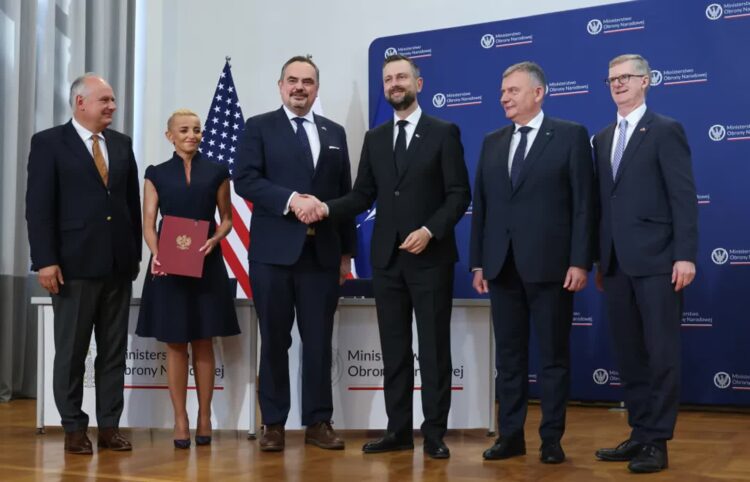 Wicepremier, minister obrony narodowej Władysław Kosiniak-Kamysz i podsekretarz stanu ds. kontroli zbrojeń i bezpieczeństwa międzynarodowego USA Brent T. Christensen. Fot. PAP/Albert Zawada