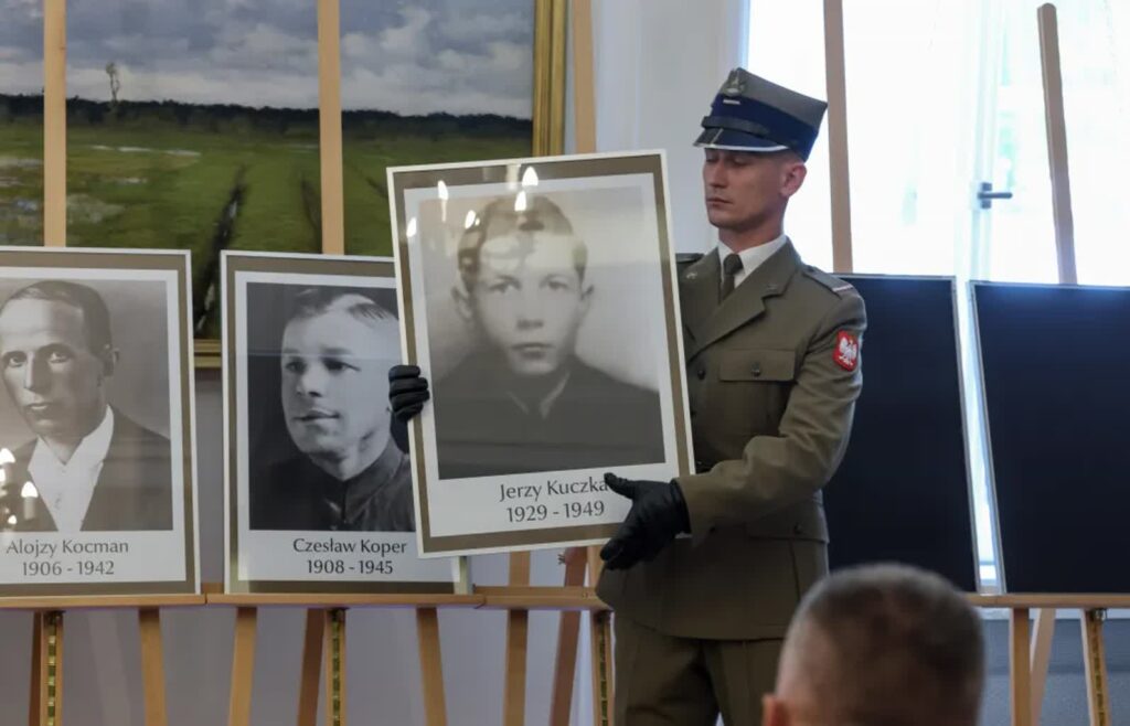 IPN ogłosił nazwiska 18 ofiar komunistycznego i niemieckiego terroru. Fot. PAP/ Marian Zubrzycki