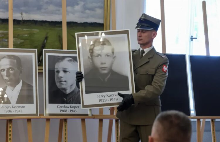 IPN ogłosił nazwiska 18 ofiar komunistycznego i niemieckiego terroru. Fot. PAP/ Marian Zubrzycki