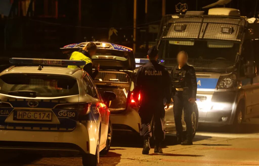 Policjanci znaleźli ciało poszukiwanego 57-latka w Starej Wsi. Fot. PAP/Grzegorz Momot