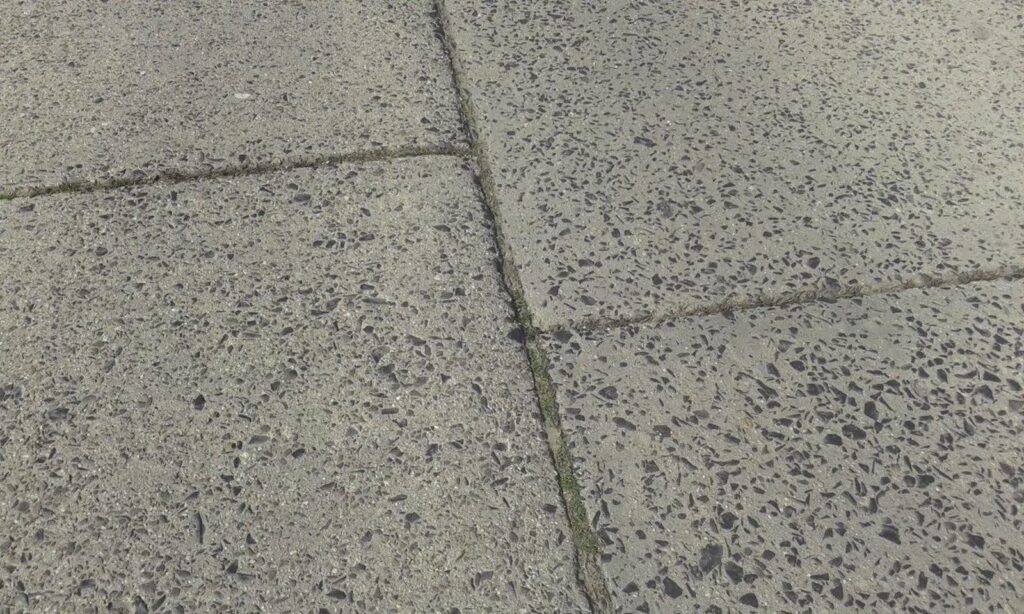 Szersza "betonówka" do Podmokli Małych fot. www.polskicement.pl