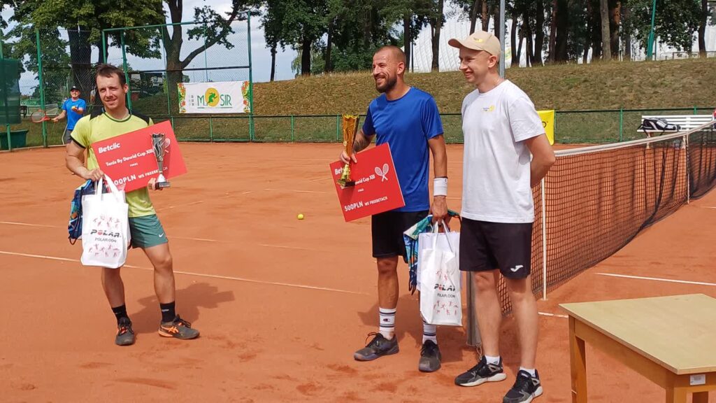 Lubuszanie byli widoczni w turnieju "Tenis by Dawid Cup" Finaliści singla kat. A - Marcin Szendryk oraz Jędrzej Simiński z organizatorem Dawidem Wiktorskim (fot. Jakub Lesiński)