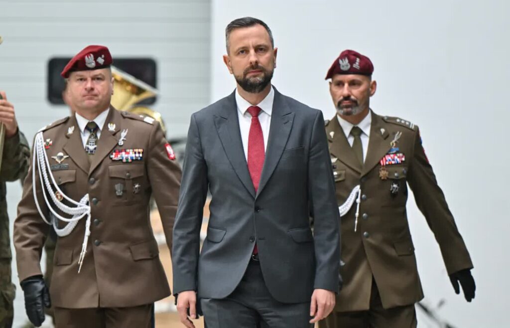 Szef MON Władysław Kosiniak-Kamysz (C), gen. bryg. Michał Strzelecki (L) i płk Piotr Bieniek (P) Fot. PAP/Art Service