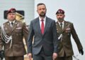 Szef MON Władysław Kosiniak-Kamysz (C), gen. bryg. Michał Strzelecki (L) i płk Piotr Bieniek (P) Fot. PAP/Art Service