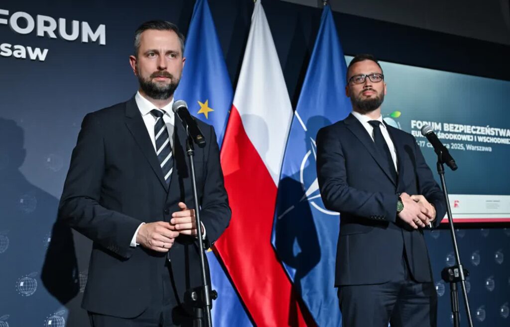 Wicepremier, minister obrony narodowej Władysław Kosiniak-Kamysz i doradca Ministra Obrony Narodowej Maciej Samsonowicz. Fot. PAP/Radek Pietruszka