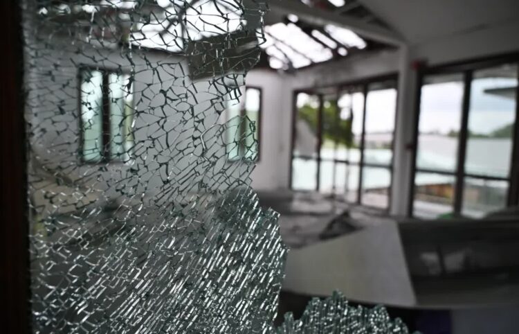 Armia Tajlandii: Kambodża naruszyła wynegocjowane zawieszenie broni 9 Zniszczenia w szpitalu w dystrykcie Phanom Dong Rak prowincji Surin w Tajlandii po ataku systemem rakietowym BM-21. Fot. PAP/EPA/KAIKUNGWON DUANJUMROON