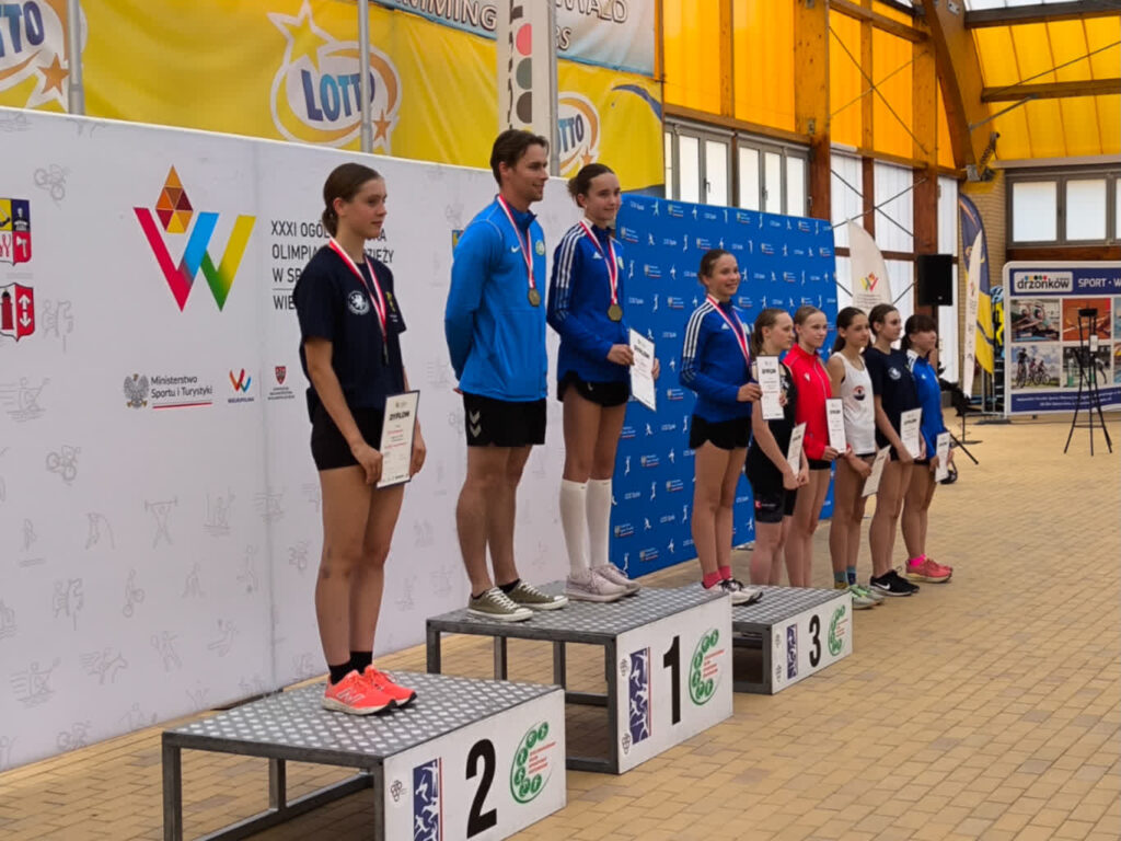 Maja Gradoń i Wojciech Kurianowicz ze złotem Ogólnopolskiej Olimpiady Młodzieży Podium w trójboju U16 dziewcząt; fot. Paweł Górski