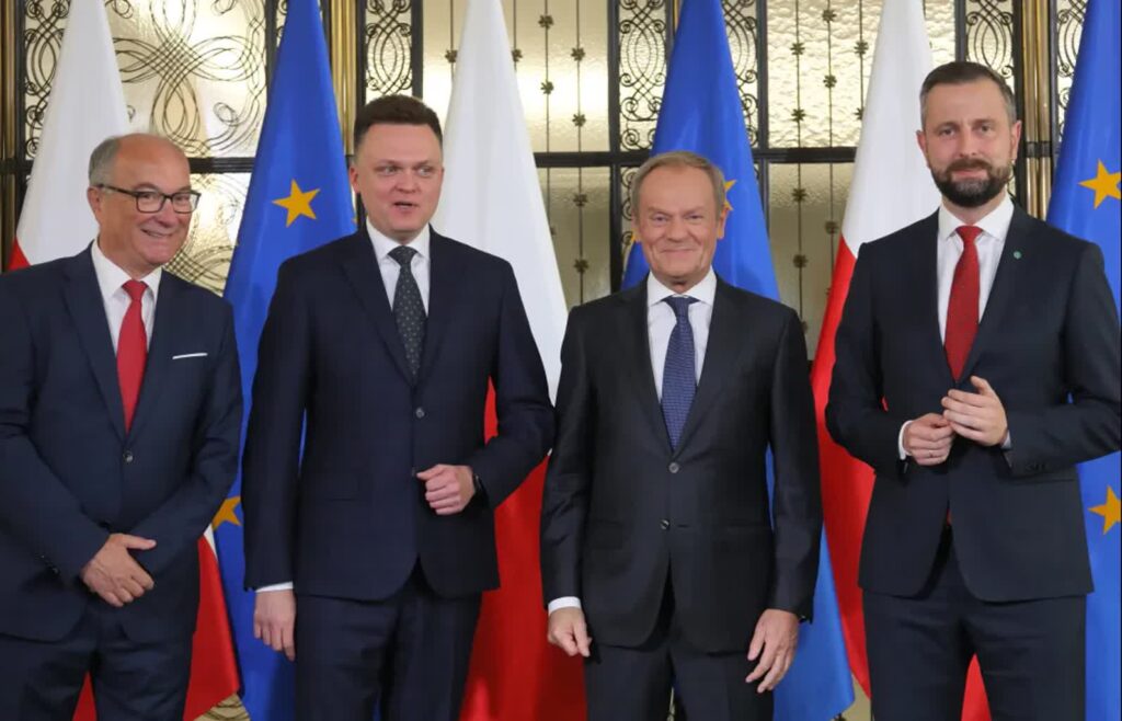 Liderzy koalicji spotkali się w sprawie rekonstrukcji rządu. Co ustalono? 4 Włodzimierz Czarzasty, Szymon Hołownia, Donald Tusk i Władysław Kosiniak-Kamysz Fot. PAP/Paweł Supernak