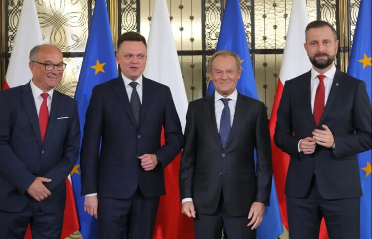 Liderzy koalicji spotkali się w sprawie rekonstrukcji rządu. Co ustalono? 9 Włodzimierz Czarzasty, Szymon Hołownia, Donald Tusk i Władysław Kosiniak-Kamysz Fot. PAP/Paweł Supernak