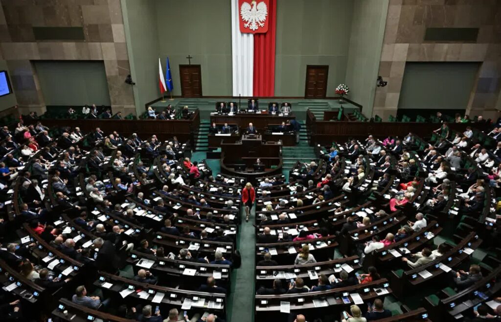 Posłowie na sali plenarnej Sejmu Fot. PAP/Radek Pietruszka