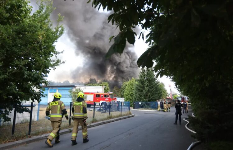 Pożar hurtowni w Kędzierzynie-Koźlu Fot. PAP/Krzysztof Świderski
