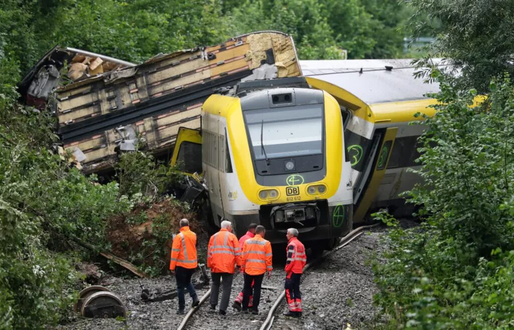 Ulewa mogła spowodować osunięcie się gruntu pod torami. Trzy osoby zginęły w katastrofie kolejowej w Niemczech 4 Pociągiem jadącym z Sigmaringen do miasta Ulm podróżowało ok. 100 osób. Fot. PAP/EPA/PAP/EPA/RONALD WITTEK