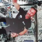 Przebywający na Międzynarodowej Stacji Kosmicznej polski astronauta Sławosz Uznański-Wiśniewski (na ekranie) podczas połączenia wideo Fot. PAP/Marian Zubrzycki