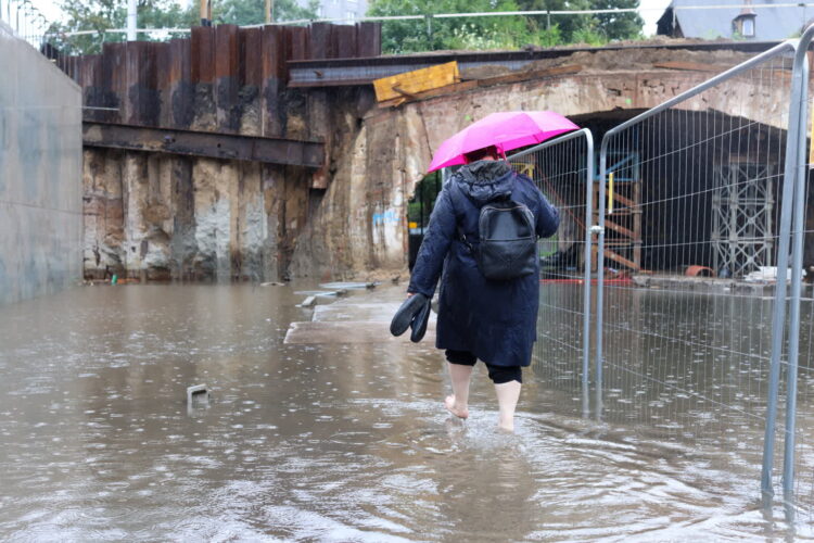 Przekroczenie stanów alarmowych na śląskich rzekach. IMGW ostrzega 9 KATOWICE POGODA PODTOPIENIA. Fot. PAP/Kasia Zaremba