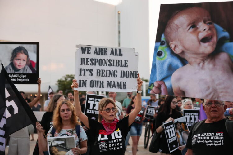 Manifestacja w Izraelu przeciwko kontynuowaniu działań wojennych w Strefie Gazy (PAP/EPA/ABIR SULTAN)