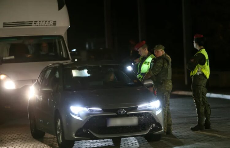 Kontrola na granicy Fot. PAP/Lech Muszyński