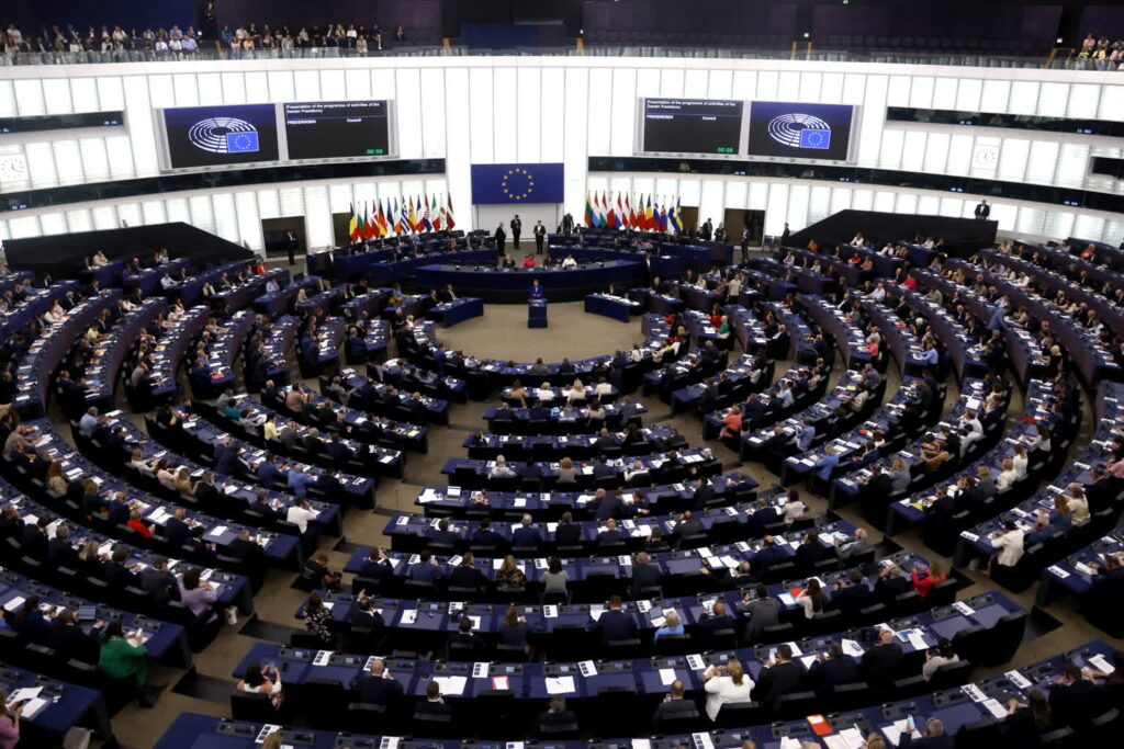 Posiedzenie europarlamentu w Strasbourgu (PAP/EPA/GUILLAUME HORCAJUELO)
