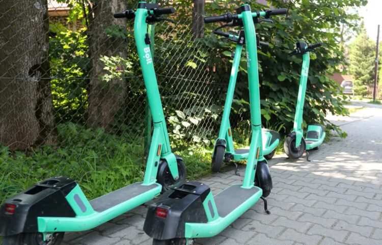 Hulajnogi elektryczne. Fot. PAP/Grzegorz Momot