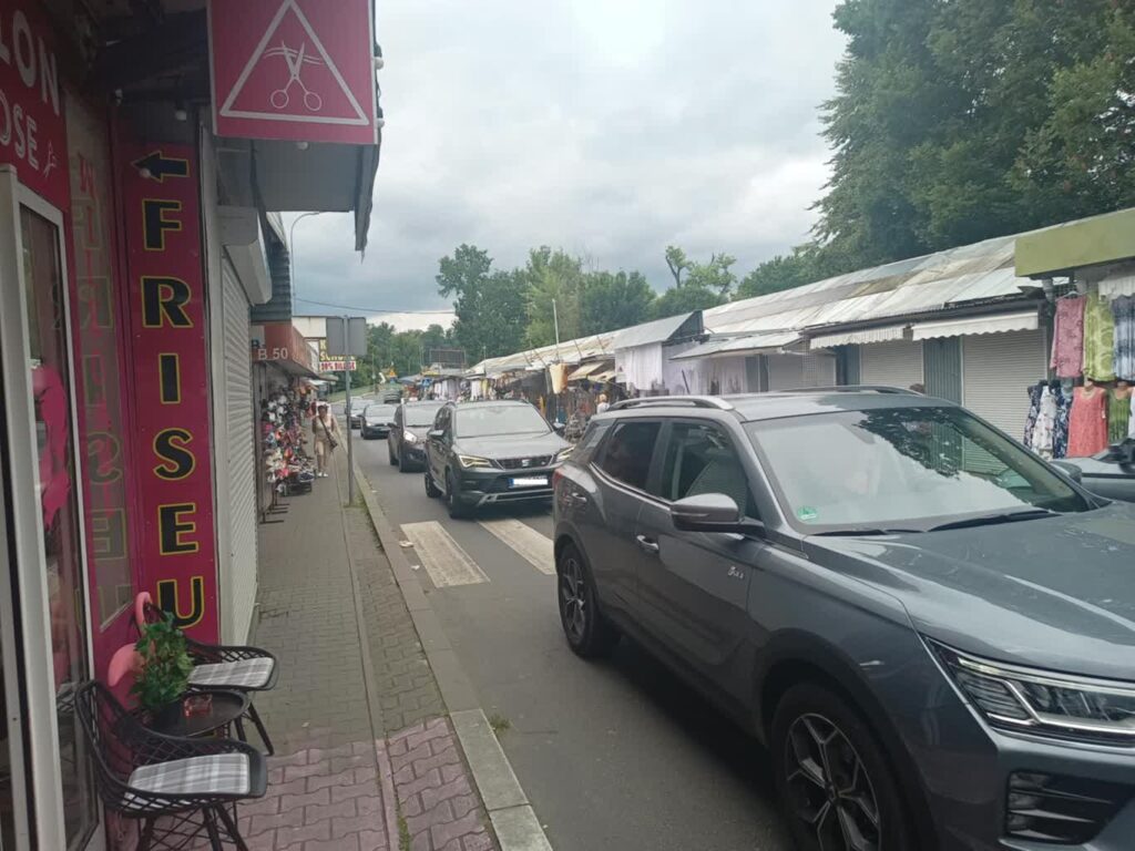 Handel na łęknickim bazarze działa bez zmian 6 fot. K.Gonera