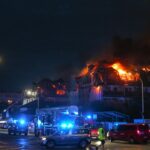 Pożar w Ząbkach. Płoną połączone ze sobą budynki mieszkalne. Fot. PAP/Marcin Obara