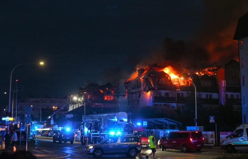 Pożar w Ząbkach. Płoną połączone ze sobą budynki mieszkalne. Fot. PAP/Marcin Obara