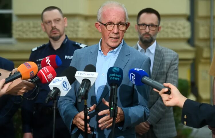 Wiceszef MSWiA przemawia po zakończeniu sztabu kryzysowego Fot. PAP/Piotr Nowak